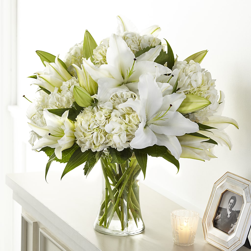 Compassionate Lily Bouquet – Fleuriste Rive Sud, Longueuil PQ