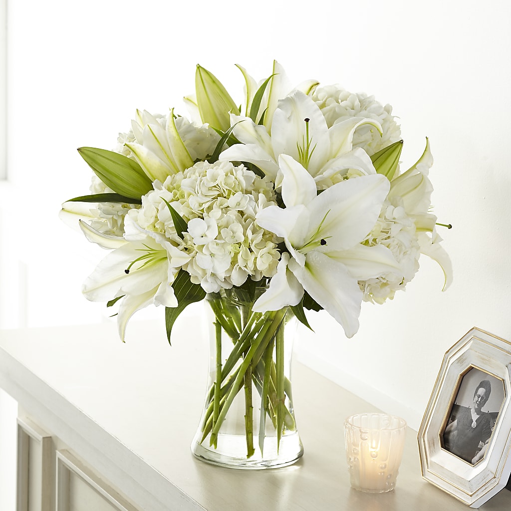 Compassionate Lily Bouquet – Fleuriste Rive Sud, Longueuil PQ