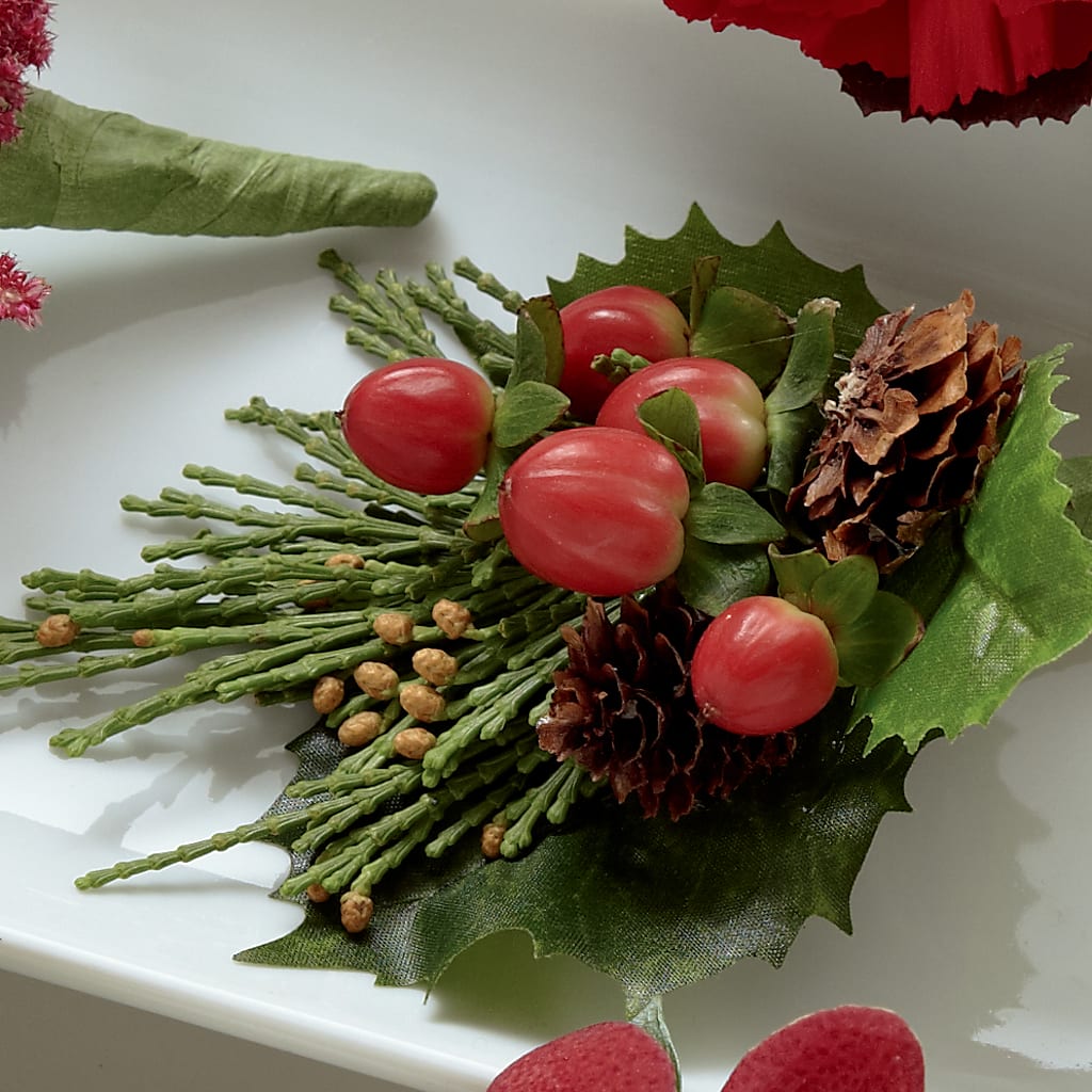Red Berry Boutonniere – Fleuriste Rive Sud, Longueuil PQ