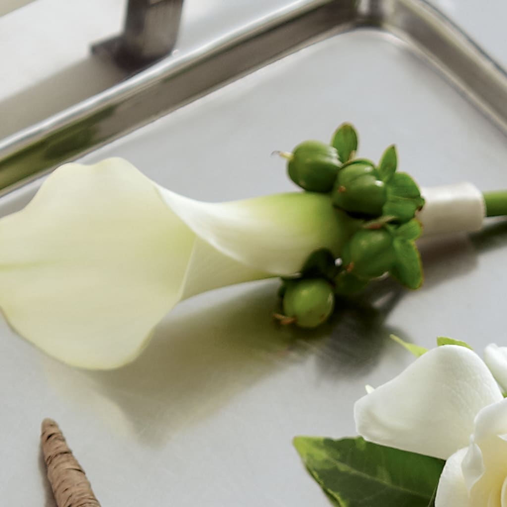White Calla Boutonniere – Fleuriste Rive Sud, Longueuil PQ