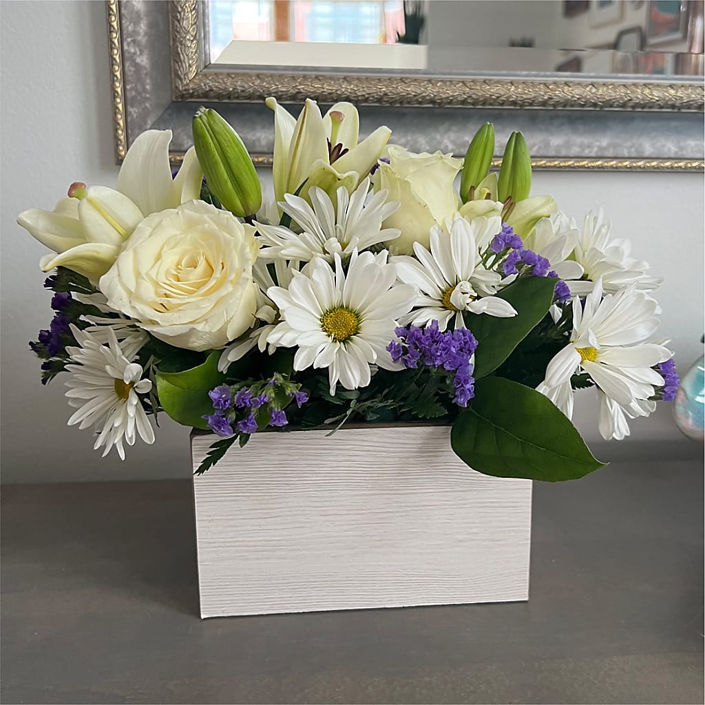 Beyond Blue Box Bouquet –  Fleuriste Rive Sud, Longueuil PQ